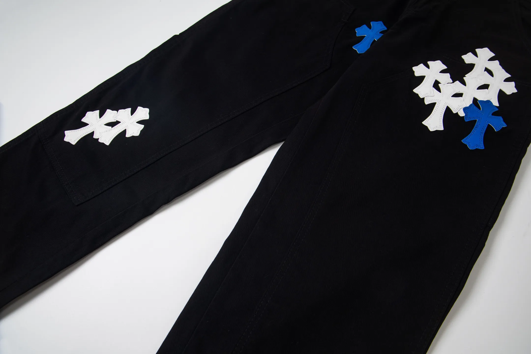 P260 Chrome Hearts Chrome Hearts black denim with white and blue multi-leather hot jeans. CH jeans need to be washed and then disassembled and hand-stitched with sheepskin cross leather and then spliced ​​to complete. The whole piece has too many craftsmanship to explain. The patchwork cross pattern is embellished, and the high-waisted washed jeans! ! Absolutely high-end luxury products, god-level single products, super popular products, made with top heavy industry, a magic weapon that cannot be missed. About Kroxin This is an extremely luxurious fashion brand, which can also be called the aristocrats of the high street. It has always been an exclusive brand for some hipsters or rich second generation. Compared with ordinary high streets, it is more luxurious and noble. Compared with luxury brands, it has a more fashionable personality and has always been a brand that I have a special liking for. Style number: 1765# Color: black Size: 28 30 32 34 36